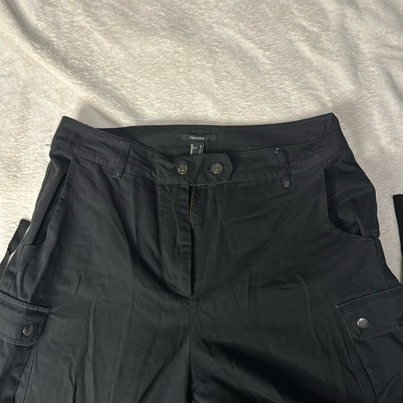 Forever 21  Black Cargo Pants high rise - Picture 3 of 5